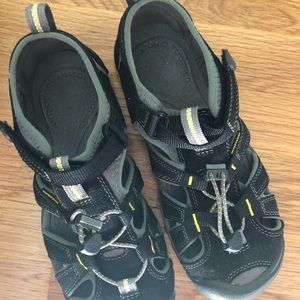 New Keen Youth Size 4